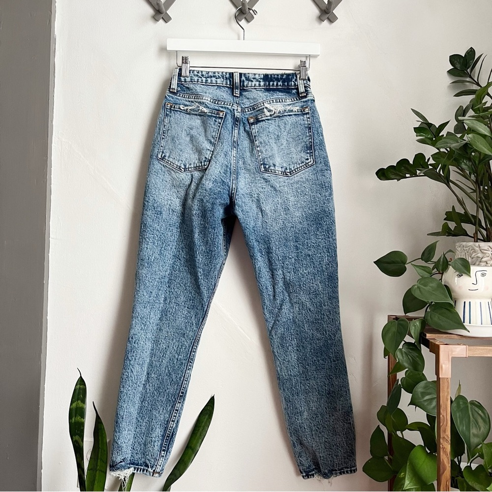 Abercrombie & Fitch The Mom High Rise Curve Love Jeans in Acid Wash Blue - Picture 4 of 11